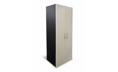 Armario de dos puertas con espacio para un banco